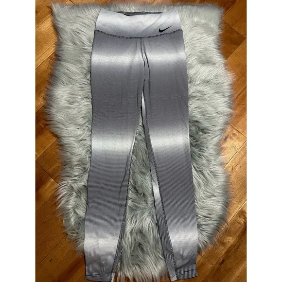 NIKE Womens Dri-Fit Legendary Horizon Capri Leggings in Black White Size XSmall - Picture 2 of 5